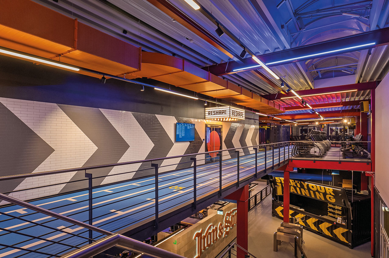 Das Iron&Soul überzeugt mit einer Mischung aus Technik, Design und Innovation auf zwei großen Etagen Der Treppenaufgang im Iron&Soul in Köln