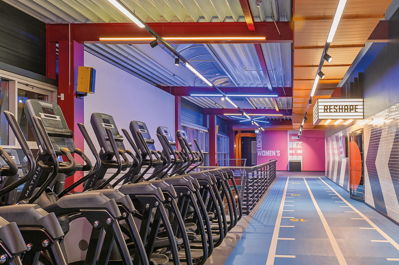 Verschiedene Bereiche laden die Mitglieder zum Trainieren ein und bieten immer einen passenden Look und moderne Geräte. Im Cardiobereich setzen die Verantwortlichen vor allem auf die Geräte von Matrix Der Cardiobereich im Iron&Soul in Köln