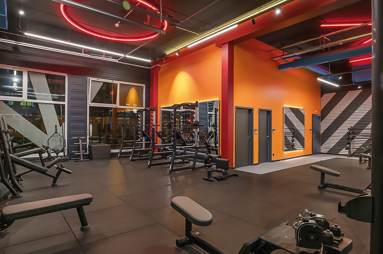 Viel Platz und verschiedene Geräte zeichnen das Gym aus – hinzu kommt eine präzise ausgewählte Farbgestaltung Der Kraftbereich im Iron&Soul in Köln