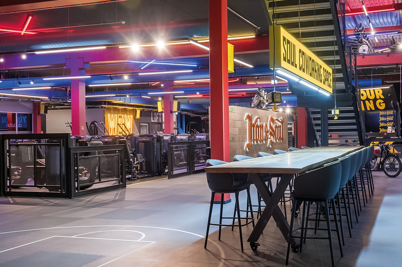 Den Bereich zum Connecten nutzen viele Mitglieder und machen das Studio so zu einem sozialen Treffpunkt vor und nach dem Training Der Community-Bereich im Iron&Soul in Köln